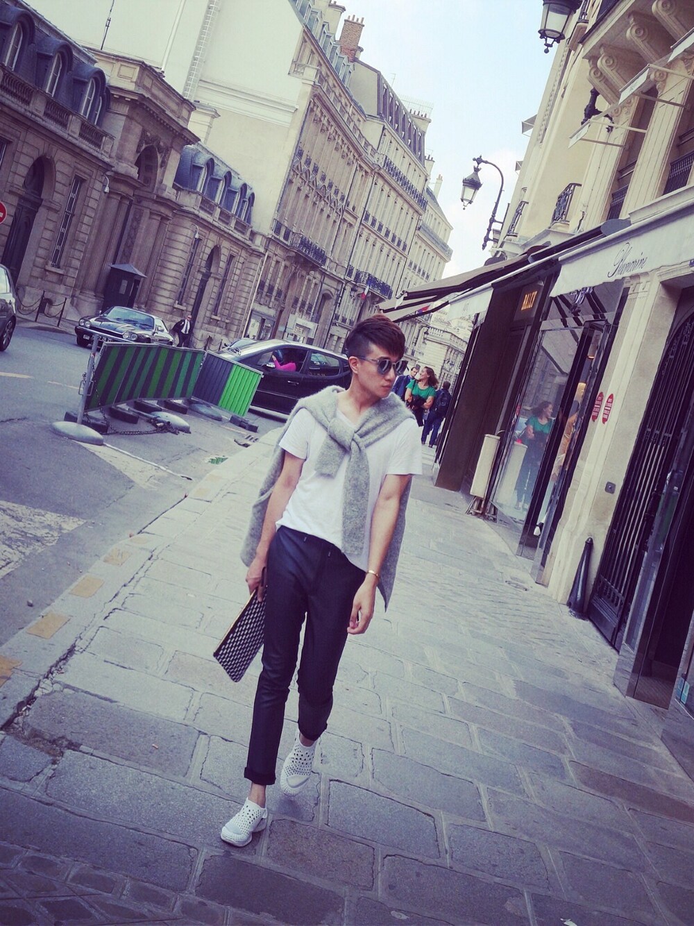 「PARIS」｜「alexanderwangのアイテム（Tシャツ/カットソー、ホワイト系）」を使った、YokoYoungさん（メンズ・181cm）の春コーディネートの1枚目の写真