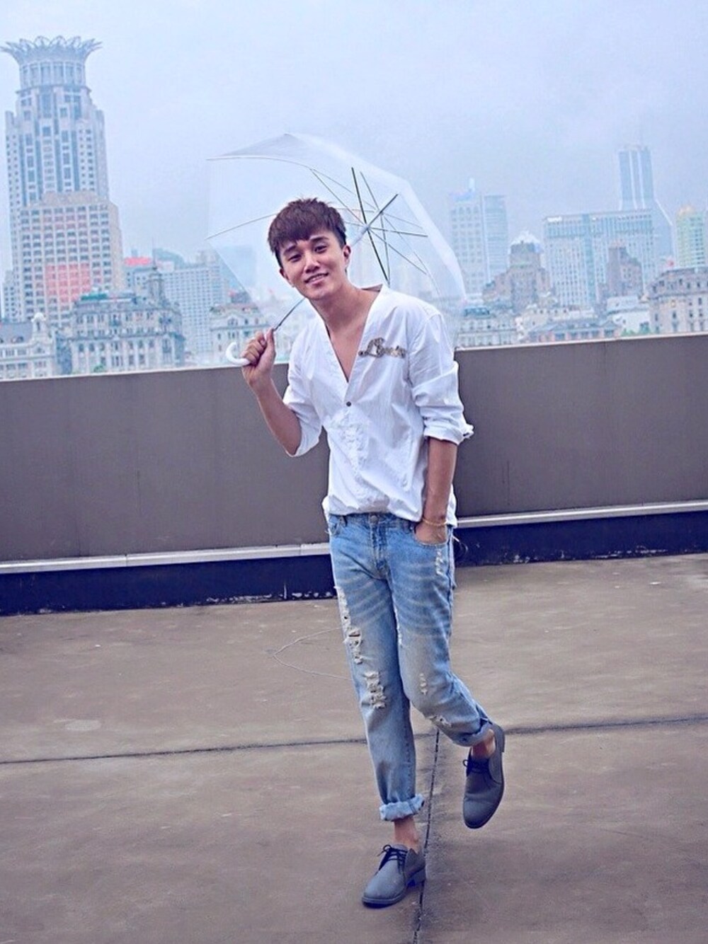「shanghai」｜「RAF SIMONSのアイテム（シャツ/ブラウス、ホワイト系）」を使った、YokoYoungさん（メンズ・181cm）の春コーディネートの1枚目の写真