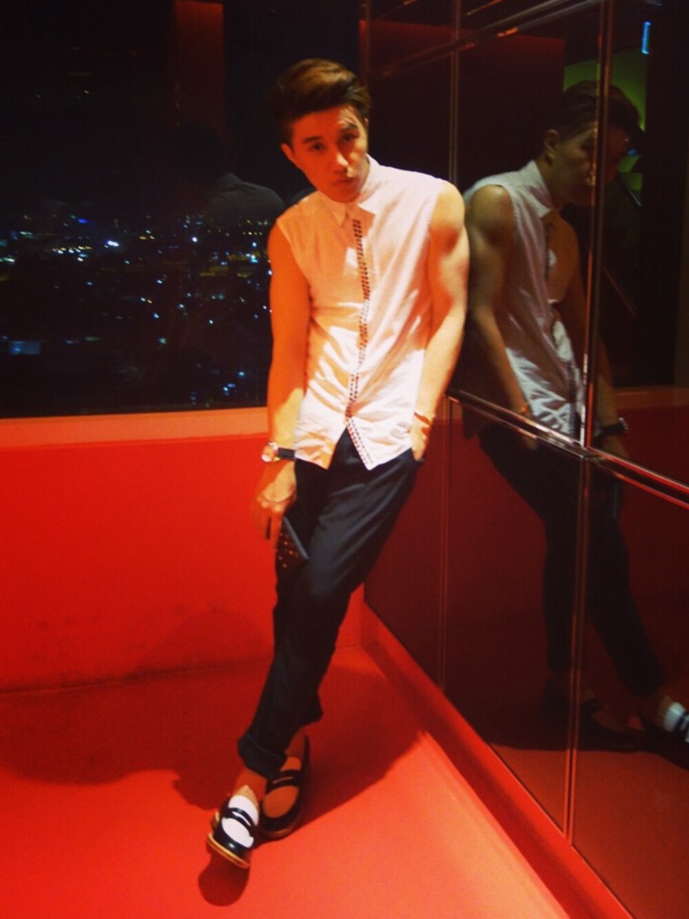 「Bangkok」｜「CoSTUME NATIONALのアイテム（シャツ/ブラウス、ホワイト系）」を使った、YokoYoungさん（メンズ・181cm）の春コーディネートの1枚目の写真