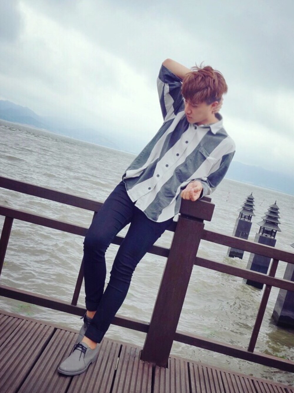 「CHEAP MONDAYのアイテム（シャツ/ブラウス、グレー系）」を使った、YokoYoungさん（メンズ・181cm）の春コーディネートの1枚目の写真