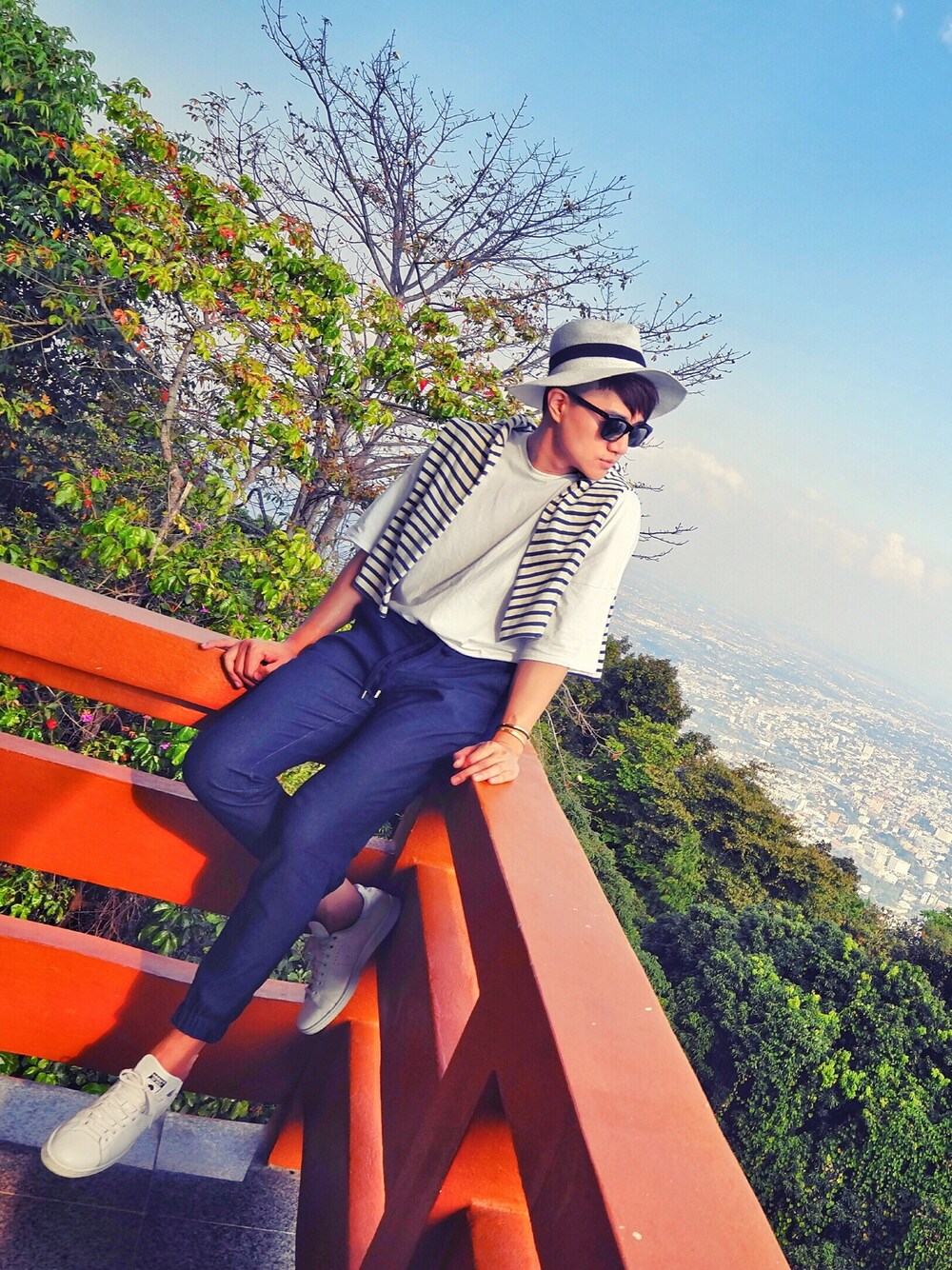 「chiangmai 」｜「adidas raf simonsのアイテム（スニーカー、ホワイト系）」を使った、YokoYoungさん（メンズ・181cm）の冬コーディネートの1枚目の写真