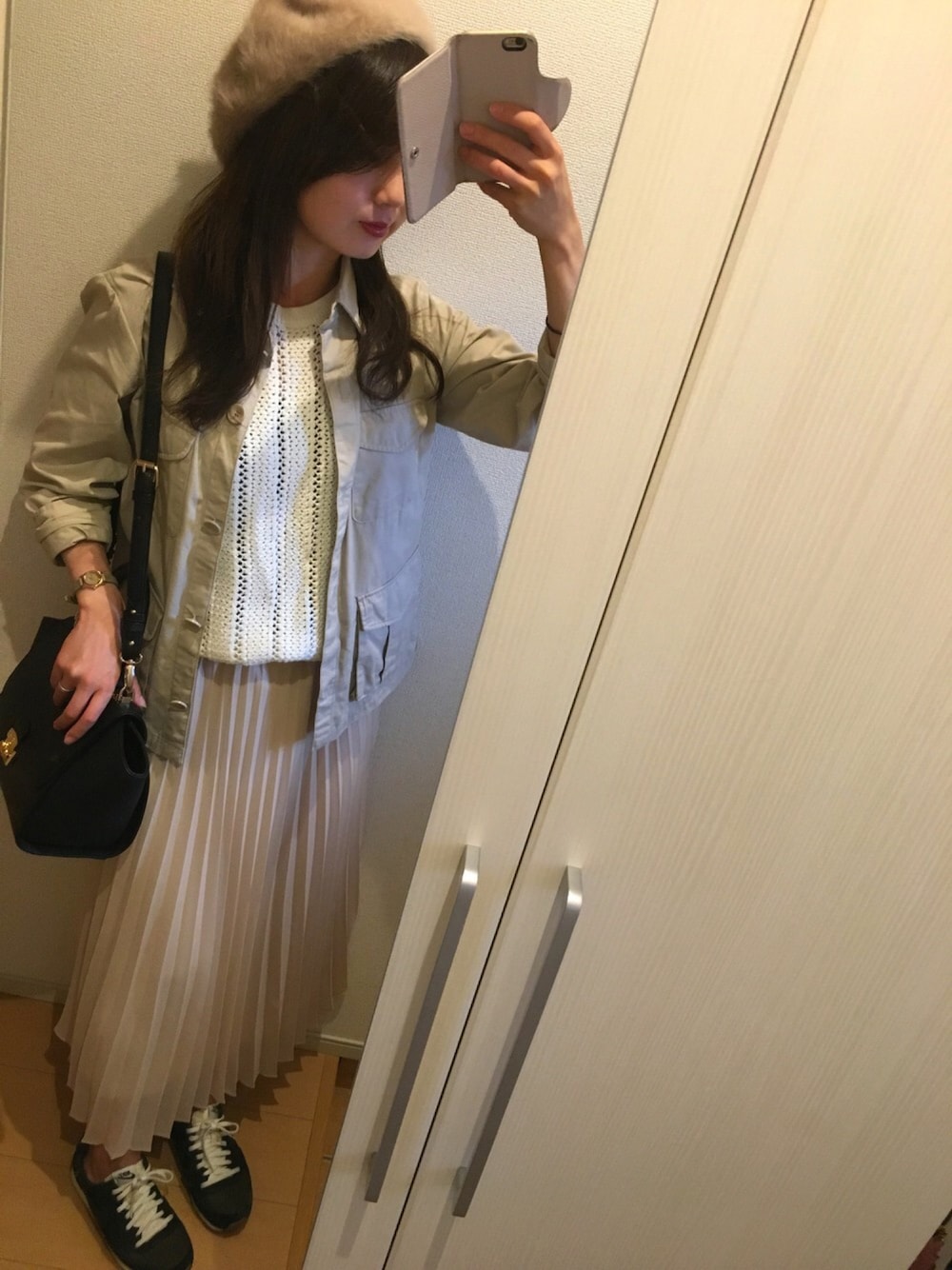 ホワイト系のニット/セーター、ベージュ系のシャツ/ブラウス、ベージュ系のスカートを着用したレディースの秋コーディネートの1枚目の写真