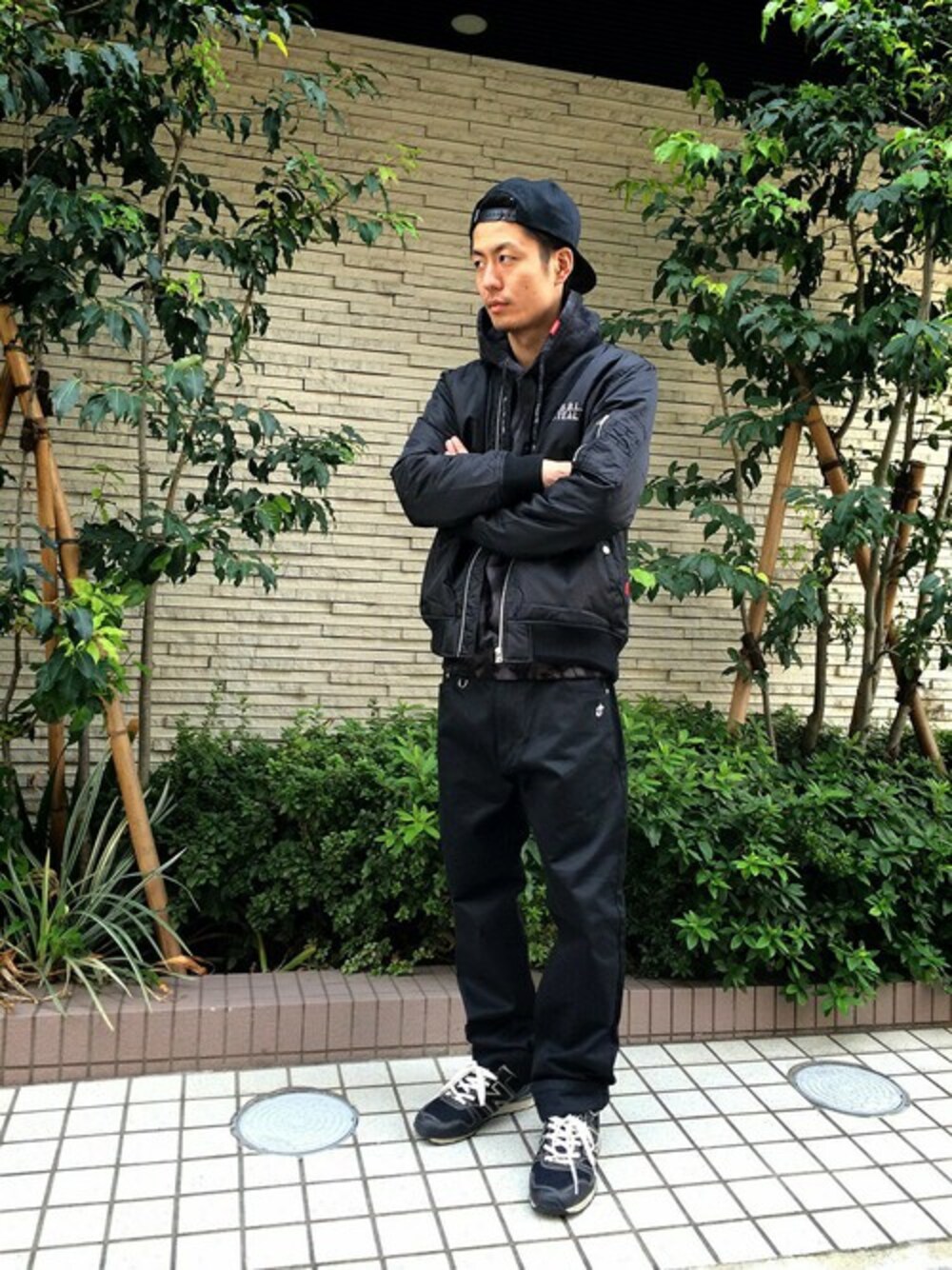 「MA-1、パーカー、ニューバランス、ストリート、オールブラック、ＢＢキャップ、黒パンツ、タイダイ、ストリートMIX、ダブルスティール」｜「DOUBLE STEALのALOHA MA-1 JKT（ナイロンジャケット、ブラック系）」を使った、まっつんさん（メンズ・173cm）の冬コーディネートの1枚目の写真