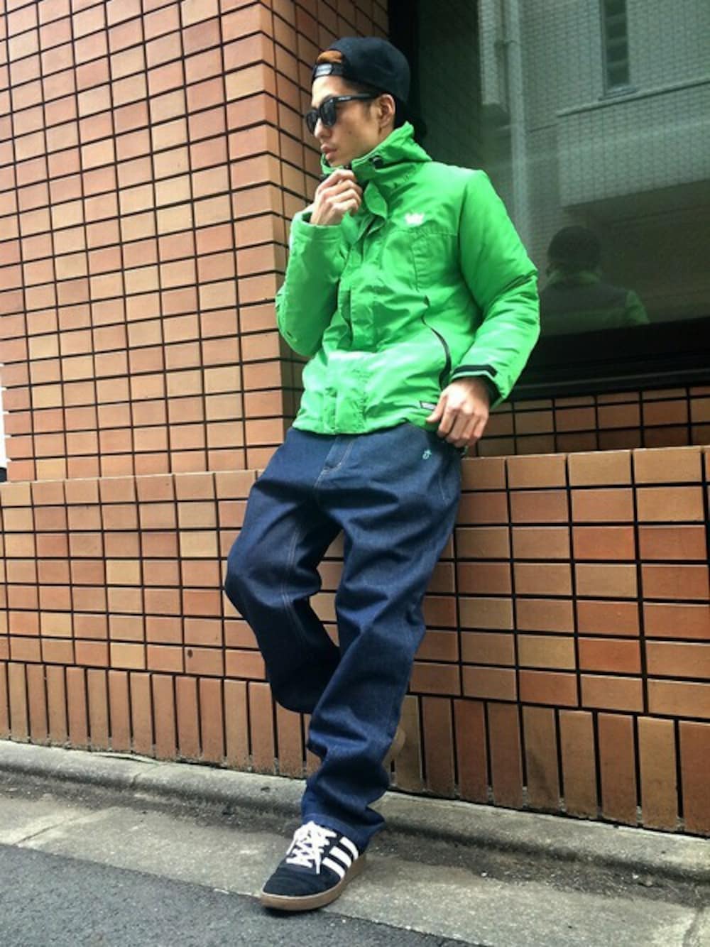 「スニーカー、デニム、マウンテンパーカー、ストリート、サングラス、アディダス、ＢＢキャップ、ストリートMIX、黄緑、DOUBLE STEAL」｜「DOUBLE STEALのMountain Parker（マウンテンパーカー、グリーン系）」を使った、まっつんさん（メンズ・173cm）の冬コーディネートの1枚目の写真