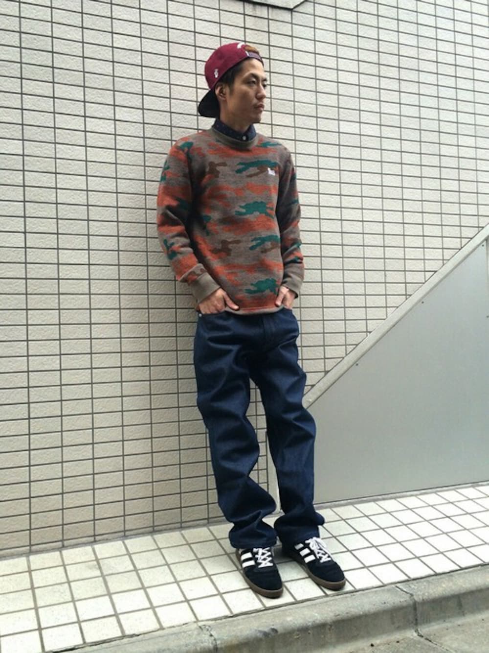 ブルー系のシャツ/ブラウス、ブラウン系のニット/セーター、ブルー系のデニムパンツを着用したメンズの冬コーディネートの1枚目の写真