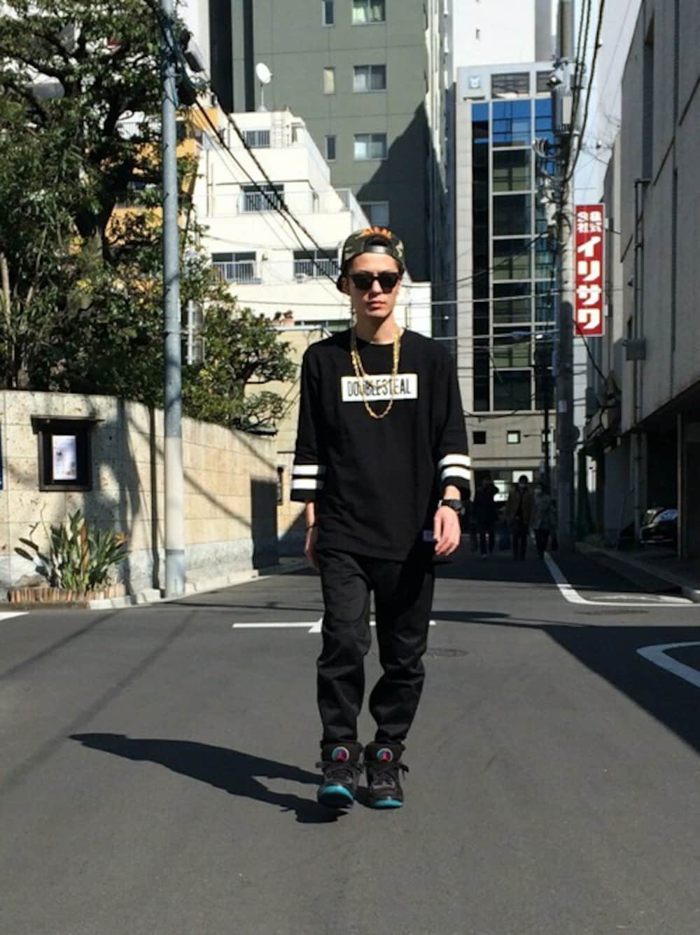 「スニーカー、ビッグシルエット、カモフラ、ストリート、ＢＢキャップ、ジョーダン、ゴールドアクセ、フットボールTシャツ、DOUBLE STEAL」｜「DOUBLE STEALのDouble Chain Necklace（ネックレス、ゴールド系）」を使った、まっつんさん（メンズ・173cm）の春コーディネートの1枚目の写真