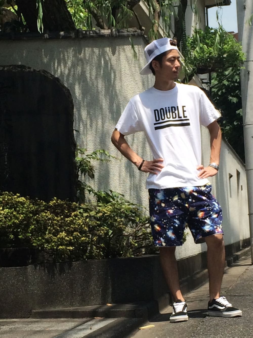 ホワイト系のTシャツ/カットソー、ブルー系のその他パンツ、ホワイト系のキャップを着用したメンズの夏コーディネートの1枚目の写真