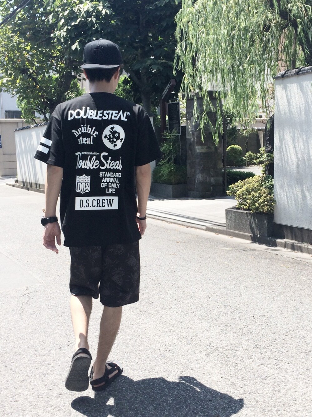 ブラック系のTシャツ/カットソー、ブラック系のその他パンツ、ブラック系のキャップを着用したメンズの夏コーディネートの1枚目の写真