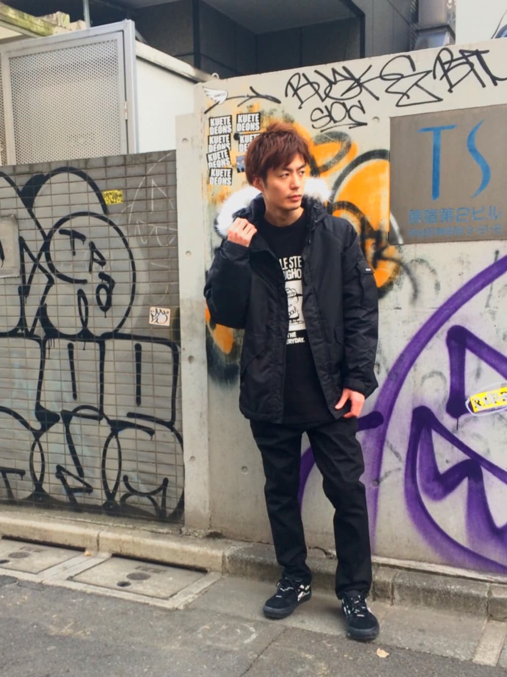 ブラック系のナイロンジャケットを着用したメンズの冬コーディネートの1枚目の写真