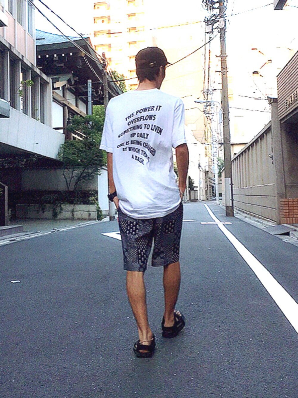 ホワイト系のTシャツ/カットソー、ブルー系のその他パンツを着用したメンズの夏コーディネートの1枚目の写真