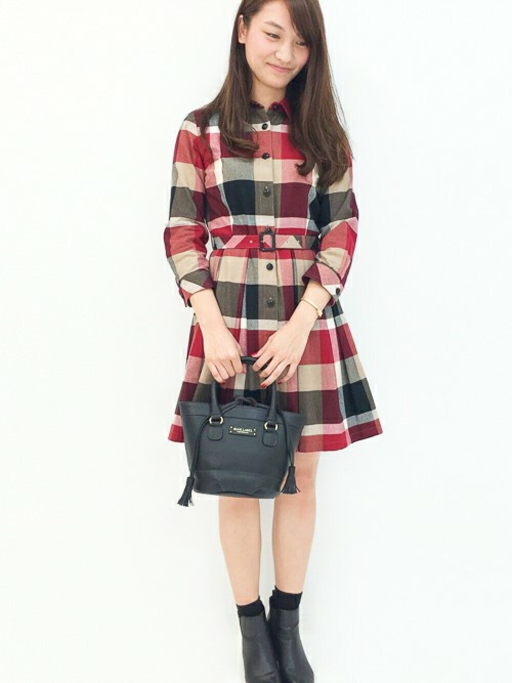 「#チェック、＃ワンピース、#赤、#シンプル、#大人コーデ、#ootd、#秋コーデ、＃大人ワンピ、#レザーバッグ、#CRESTBRIDGE」｜「BLUE LABEL CRESTBRIDGEのクレストブリッジチェックツイルピーチ　シャツワンピース（シャツワンピース、レッド系）」を使った、MASUMIさん（レディース・165cm）の秋コーディネートの1枚目の写真