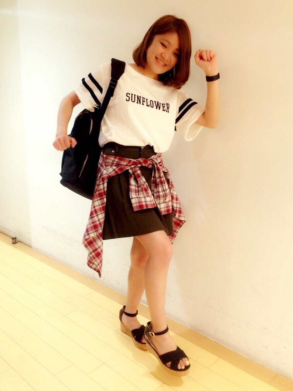 ホワイト系のTシャツ/カットソー、レッド系のシャツ/ブラウス、グリーン系のスカートを着用したレディースの夏コーディネートの1枚目の写真