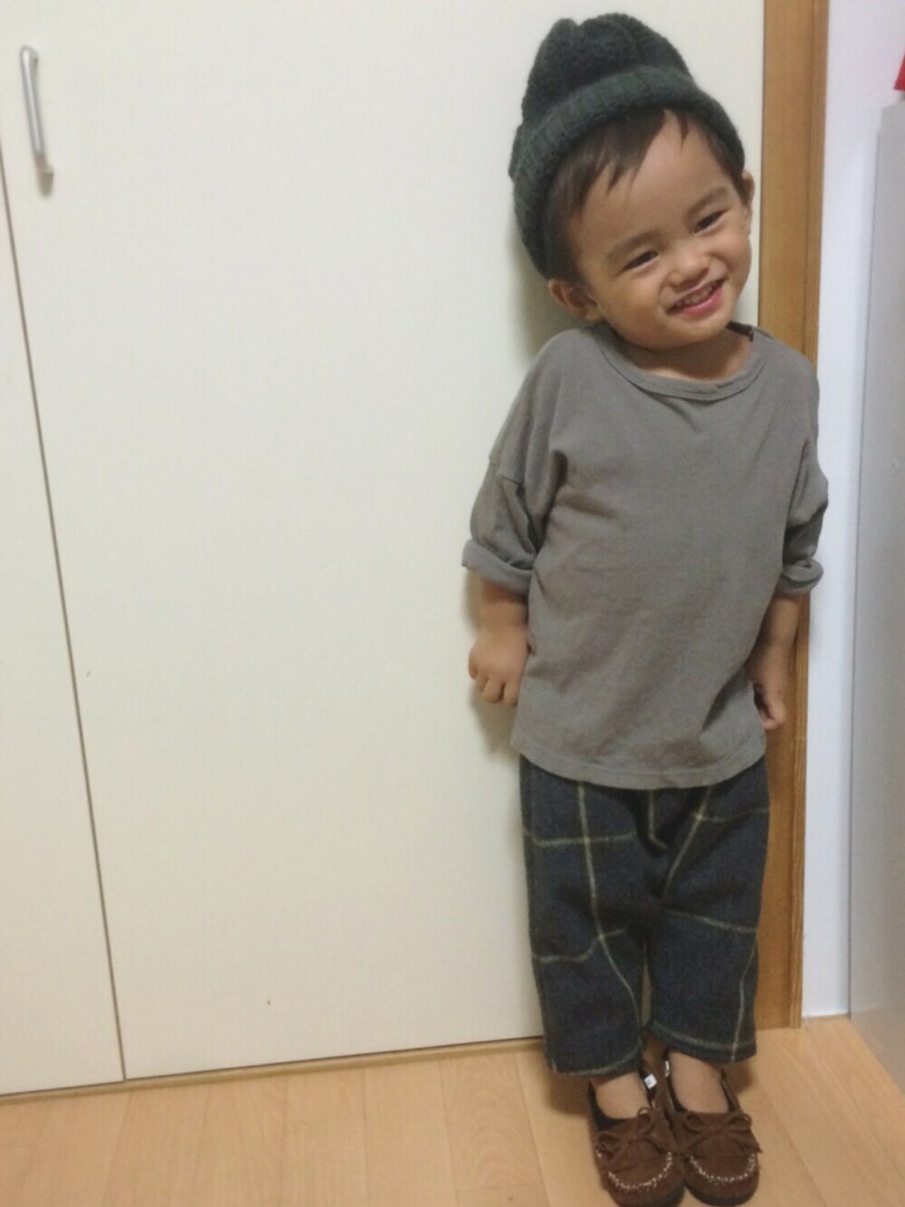 グレー系のその他パンツ、ブラック系のTシャツ/カットソー、ブラウン系のモカシン/デッキシューズを着用したキッズの秋コーディネートの1枚目の写真