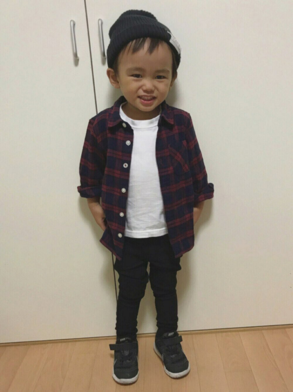 ブラック系のスニーカー、ブラック系のその他パンツ、レッド系のシャツ/ブラウスを着用したキッズの秋コーディネートの1枚目の写真