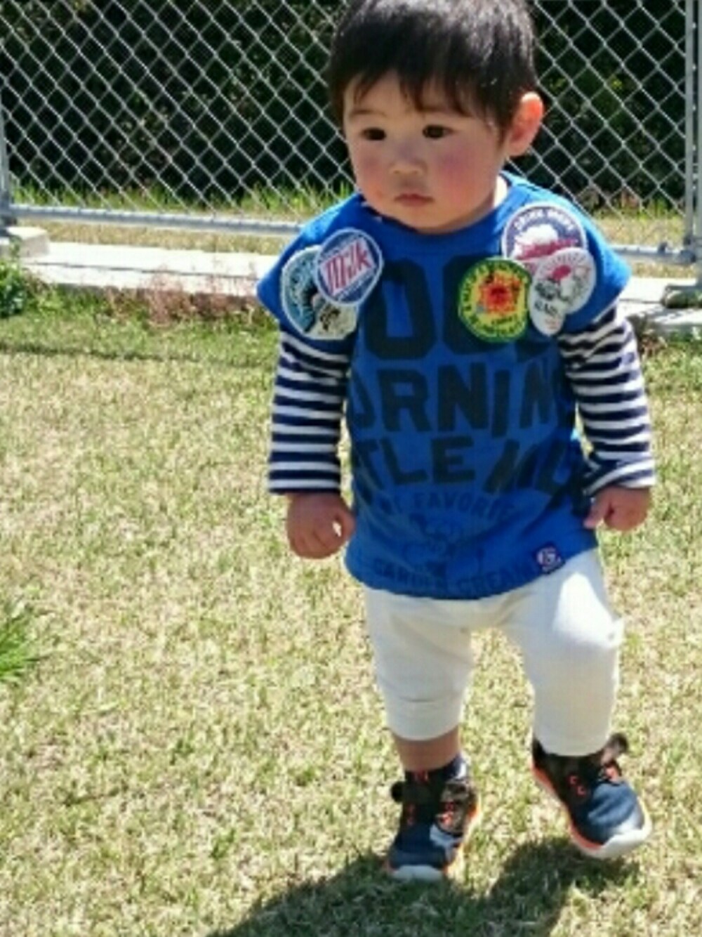 ブルー系のTシャツ/カットソー、その他のTシャツ/カットソー、ホワイト系のパンツを着用したキッズの春コーディネートの1枚目の写真