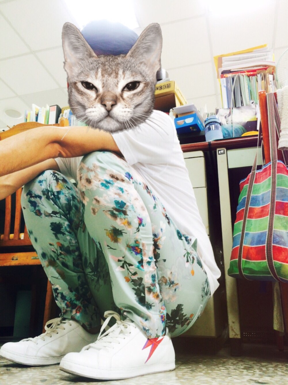 「office」｜「Bread & Boxersのアイテム（Tシャツ/カットソー、ホワイト系）」を使った、Jamesさん（メンズ・173cm）の春コーディネートの1枚目の写真