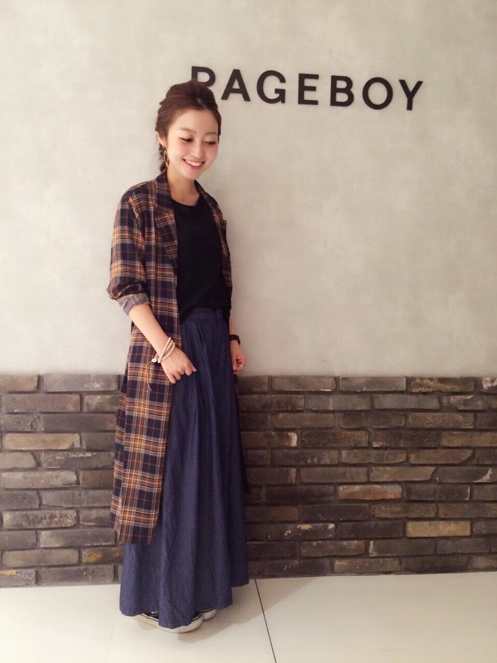 「チェック、ガウン、ガウンシャツ、ワイドパンツ、ゆるコーデ、スニーカーコーデ、PAGEBOY、秋のコーデ」｜「PAGEBOYのコードストライプワイドパンツ（パンツ、ブルー系）」を使った、もっちさん（レディース・158cm）の夏コーディネートの1枚目の写真