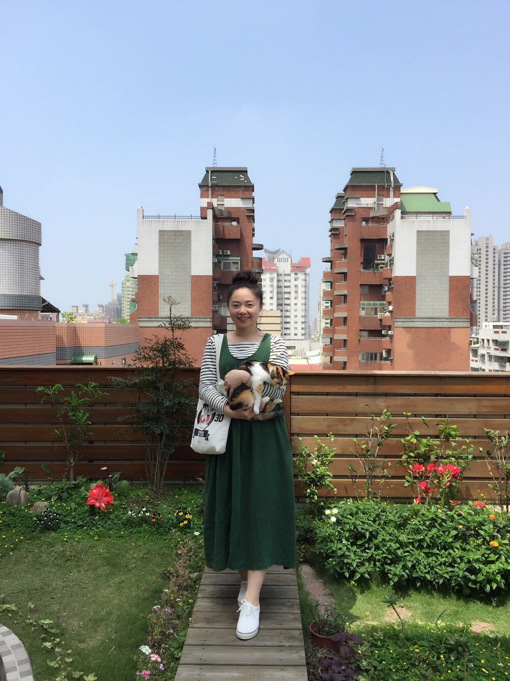 「Samansa Mos2のアイテム（シューズ、ホワイト系）」を使った、林怡辰さん（レディース・161cm）の春コーディネートの1枚目の写真