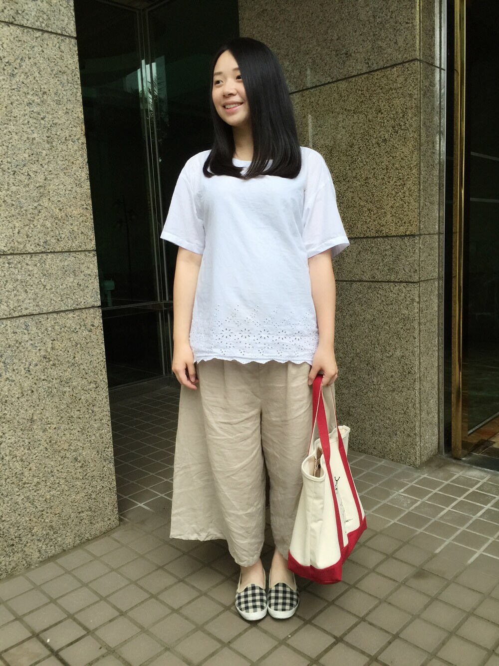 「earth music&ecologyのアイテム（バッグ、レッド系）」を使った、林怡辰さん（レディース・161cm）の夏コーディネートの1枚目の写真