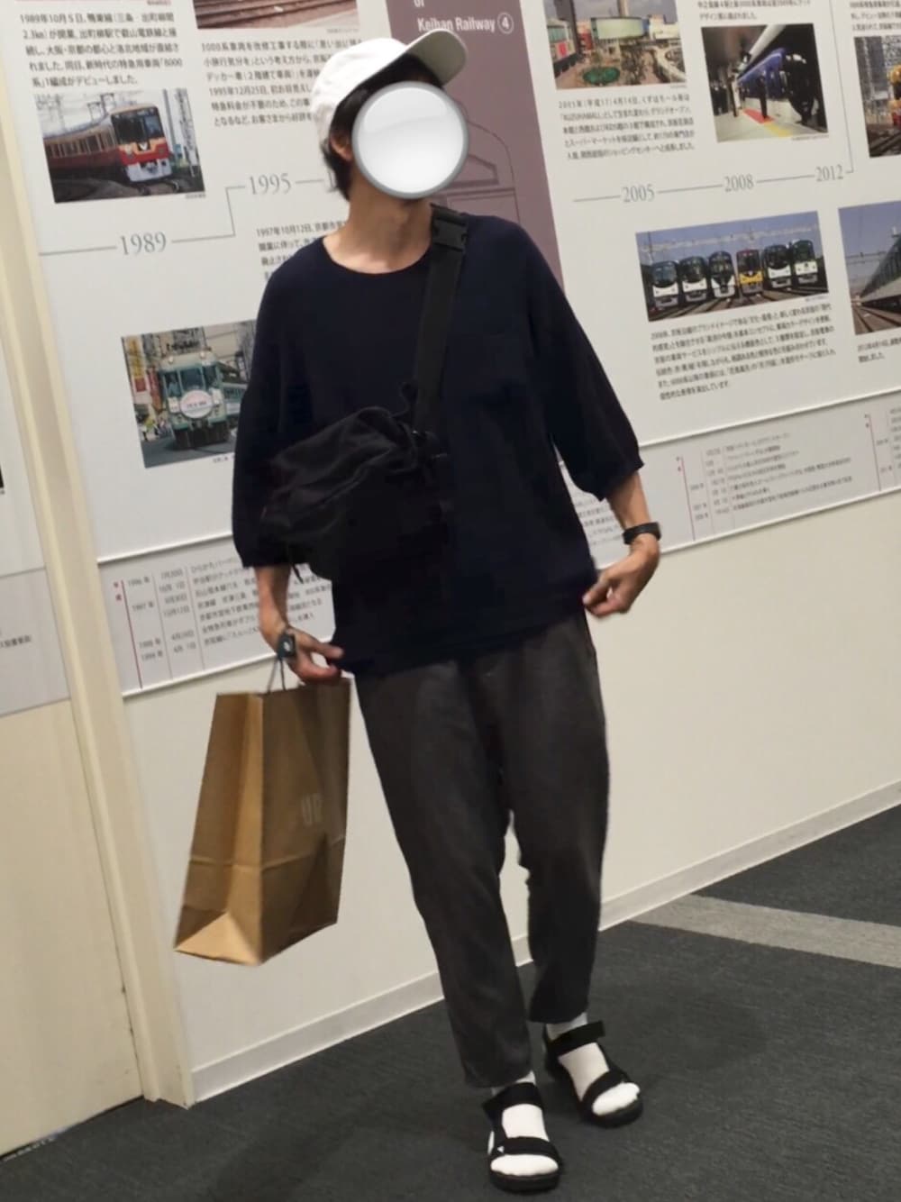 「デタラメ、Raymondさんには敵わない、ガッツガッツビバガッツ〜、ドルマン、ローキャップ、ビッグシルエット、ニット、イージーパンツ、シンプル、サンダルに靴下」｜「no brandのアイテム（ボディバッグ/ウエストポーチ、ブラック系）」を使った、ヤム名人さん（メンズ・182cm）の秋コーディネートの1枚目の写真