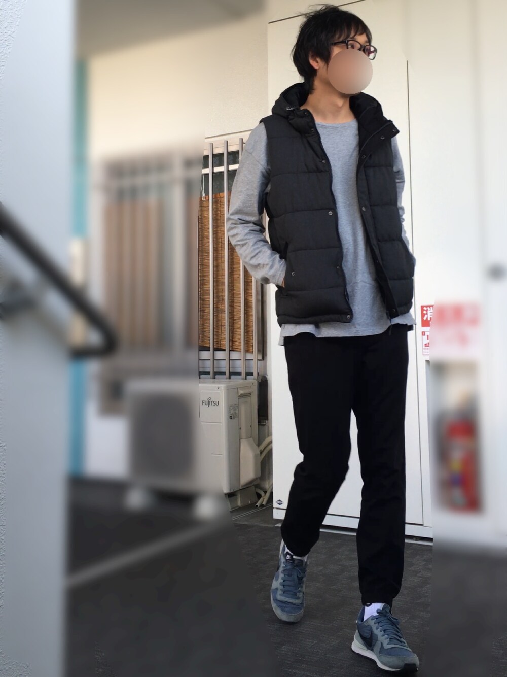 「PKC（パーカーコーデ）フェス、しょへ早くアップ、エロメガネ男子、ギャップ萌え、スポーツミックス、モノトーン、シンプル、プチプラ、ダウンベスト、トラックパンツ」｜「GUのアイテム（ダウンベスト、グレー系）」を使った、ヤム名人さん（メンズ・182cm）の秋コーディネートの1枚目の写真