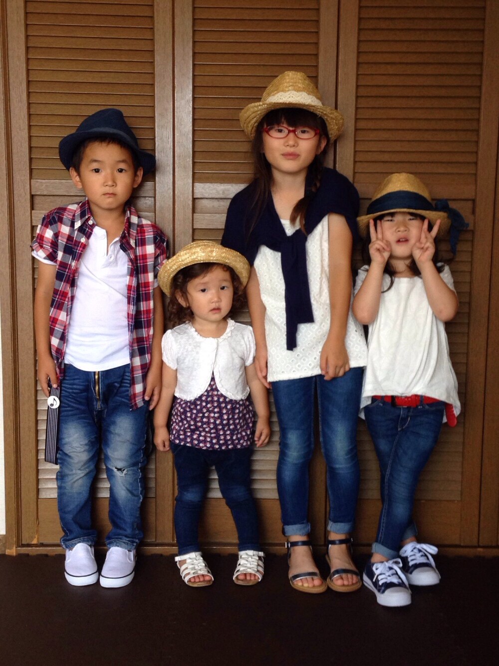 「デニム、ハット、ホワイト、紺、赤」｜「H&Mのアイテム（デニムパンツ、ブルー系）」を使った、junmarleyさん（キッズ・120cm）の夏コーディネートの1枚目の写真