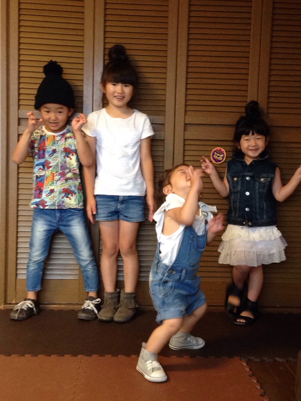 「デニム、お団子ヘアー、白」｜「Leeのアイテム（デニムパンツ、ブルー系）」を使った、junmarleyさん（キッズ・120cm）の夏コーディネートの1枚目の写真