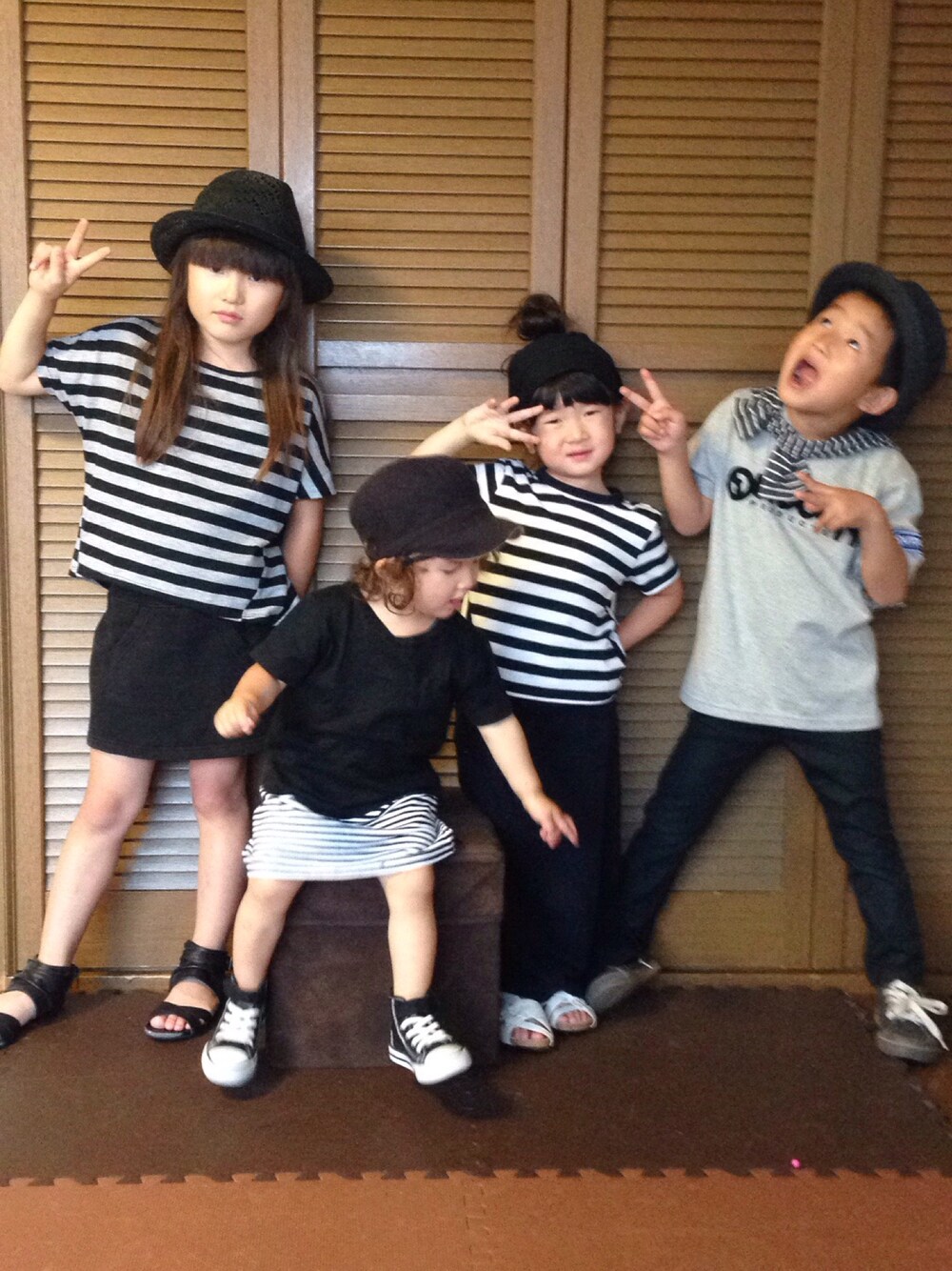 「ボーダー、モノトーン」｜「COMME CA ISMのアイテム（Tシャツ/カットソー、グレー系）」を使った、junmarleyさん（キッズ・120cm）の夏コーディネートの1枚目の写真