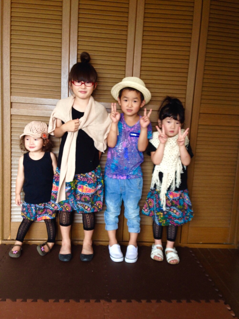 「handmade、ベージュ、レギンス、4兄弟コーデ、柄」｜「melissaのアイテム（サンダル、ブラック系）」を使った、junmarleyさん（キッズ・120cm）の夏コーディネートの1枚目の写真