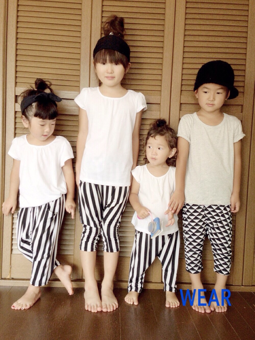 「兄妹コーデ、黒白、ストライプ、白Tシャツ、お揃いコーデ、サルエルパンツ、お団子ヘアー、ヘアバンド」｜「韓国子供服のアイテム（その他パンツ、ホワイト系）」を使った、junmarleyさん（キッズ・90cm）の夏コーディネートの1枚目の写真