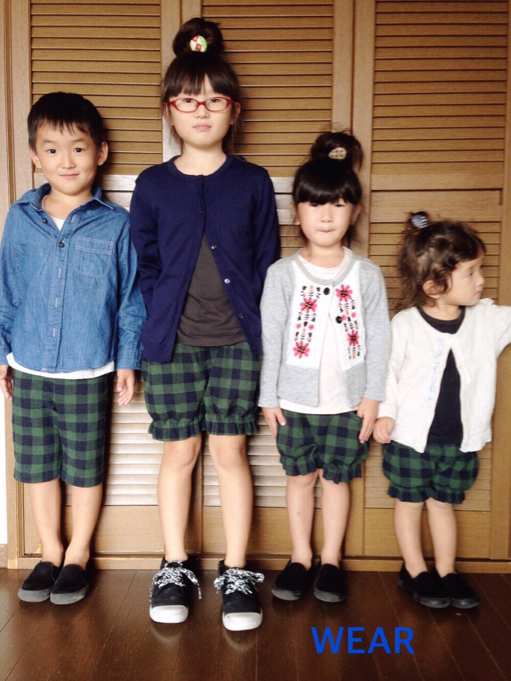 「兄妹コーデ、おそろいコーデ、ハンドメイド、かぼちゃパンツ、チェックパンツ、無印良品、カーディガン、スリッポン」｜「Handmadeのアイテム（パンツ、グリーン系）」を使った、junmarleyさん（キッズ・90cm）の秋コーディネートの1枚目の写真