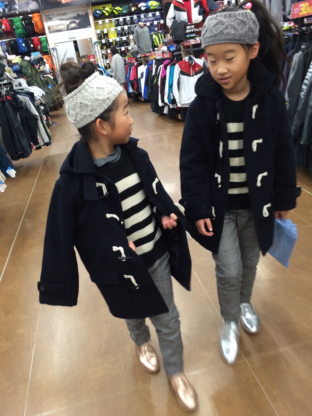 「ダッフルコート、キッズコーデ、チェックパンツ、女の子、肩かけ、coordinate、無印良品、西松屋、GAP」｜「無印良品のアイテム（ダッフルコート、その他）」を使った、HIRARIONさん（キッズ・125cm）の冬コーディネートの1枚目の写真
