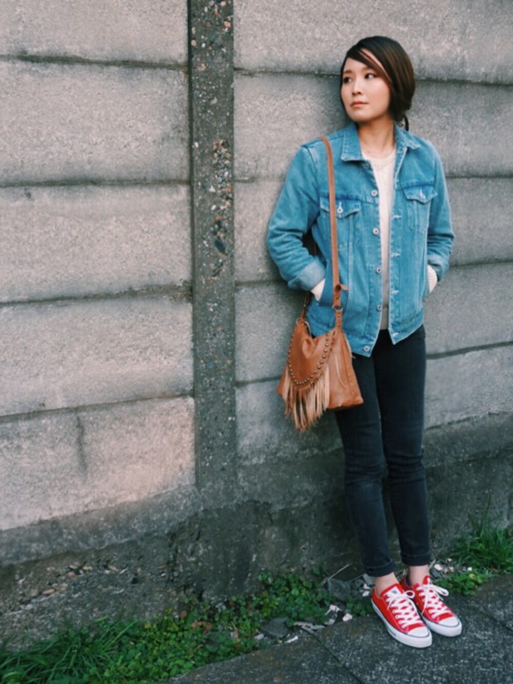 「denim、converse、彼氏の服」｜「JUNREDのヴィンテージフィニッシュGジャン（デニムジャケット、ブルー系）」を使った、chike_chikaさん（レディース・165cm）の冬コーディネートの1枚目の写真