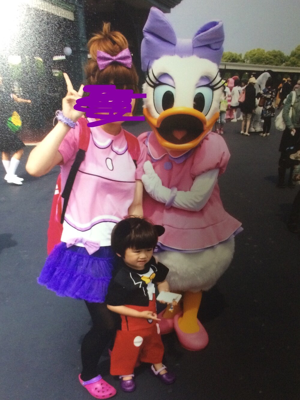 「ディズニー、親子コーデ、ママとお揃い」｜「Disneyのアイテム（Tシャツ/カットソー、ピンク系）」を使った、みうさん（レディース・157cm）の秋コーディネートの1枚目の写真