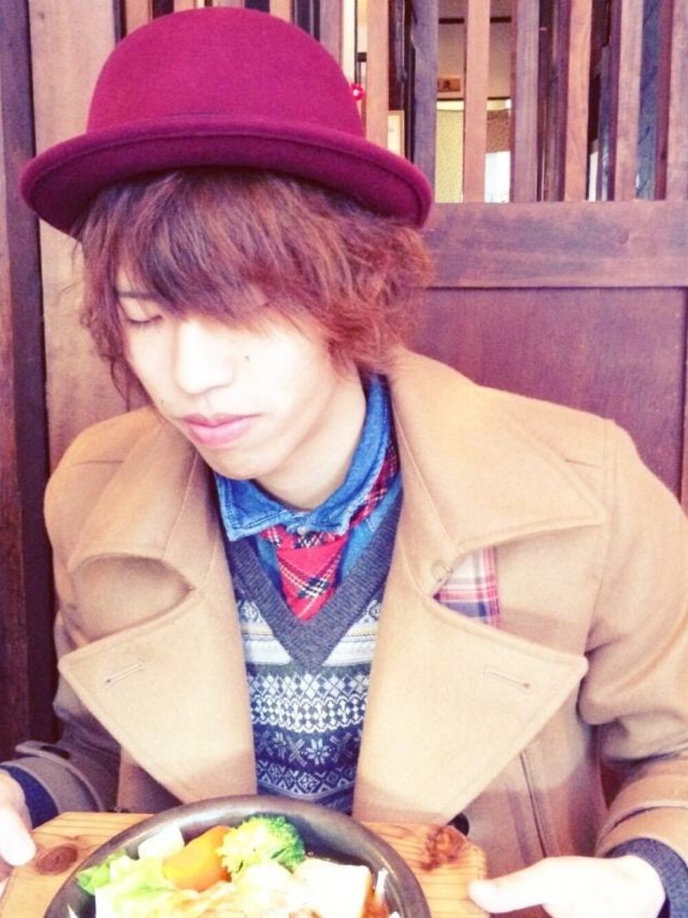 「BOYCOTTのアイテム（ハット、レッド系）」を使った、とおるさん（メンズ・176cm）の冬コーディネートの1枚目の写真