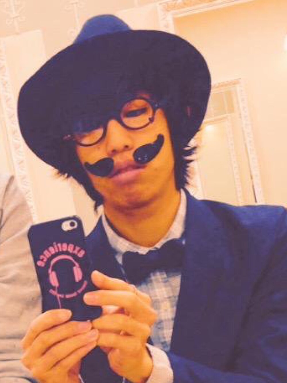 「COMME　CA COMMUNEのアイテム（蝶ネクタイ、ブルー系）」を使った、とおるさん（メンズ・176cm）の冬コーディネートの1枚目の写真