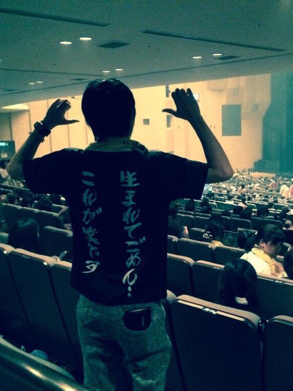 「no brandのアイテム（Tシャツ/カットソー、ブラック系）」を使った、とおるさん（メンズ・176cm）の冬コーディネートの1枚目の写真