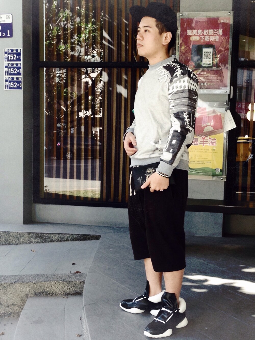「RICK OWENS、GIVENCHY、Saint Laurent、adidas、street、Taiwan、black、white」｜「Rick OwensのRick Owens Drop-Crotch Cotton Shorts（その他パンツ、ブラック系）」を使った、Chelios さん（メンズ・173cm）の冬コーディネートの1枚目の写真