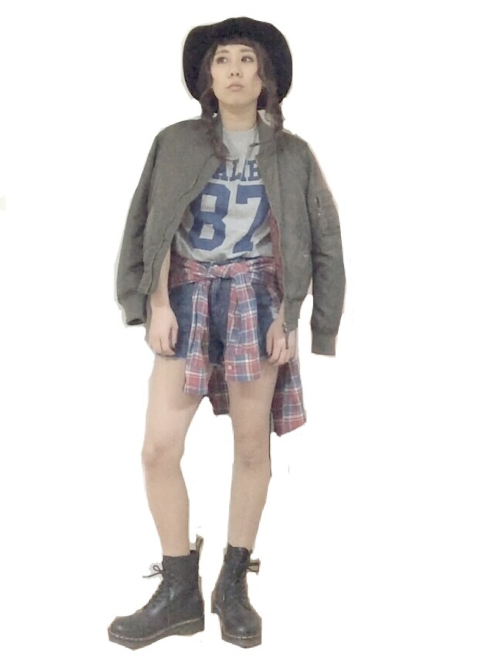 グリーン系のミリタリージャケット、ブルー系のデニムパンツ、ブラック系のブーツを着用したレディースの春コーディネートの1枚目の写真