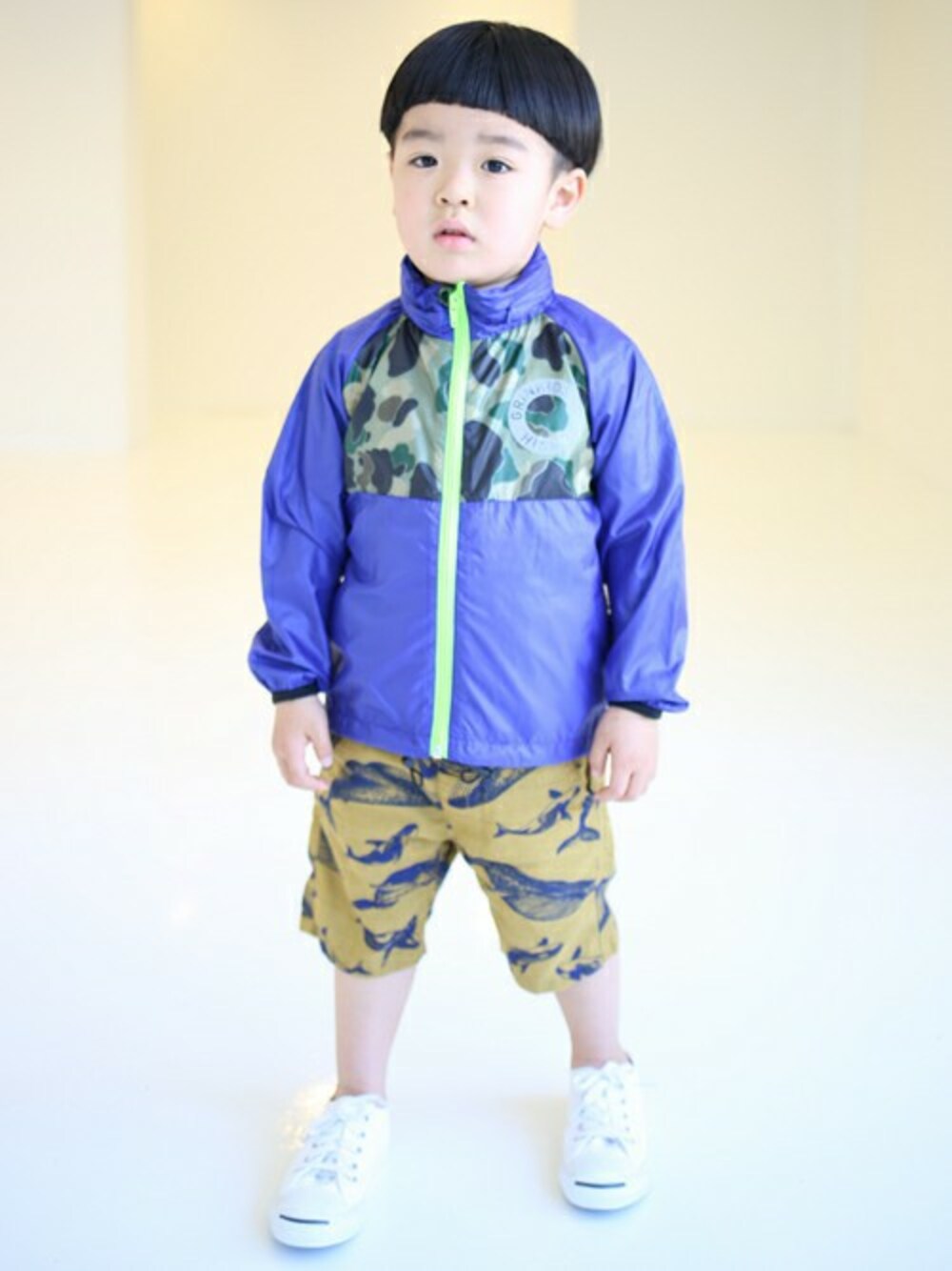 ブルー系のブルゾン、イエロー系のその他パンツ、ブルー系のTシャツ/カットソーを着用したキッズの春コーディネートの1枚目の写真