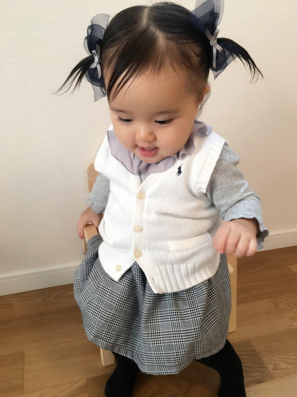 「キッズ、キッズコーデ、キッズファッション、1歳、女の子コーデ、西松屋、プティマイン、ラルフローレン」｜「petit mainの衿フリルモチーフロンパース（ロンパース、グレー系）」を使った、こちゃ♡さん（キッズ・70cm）の冬コーディネートの1枚目の写真