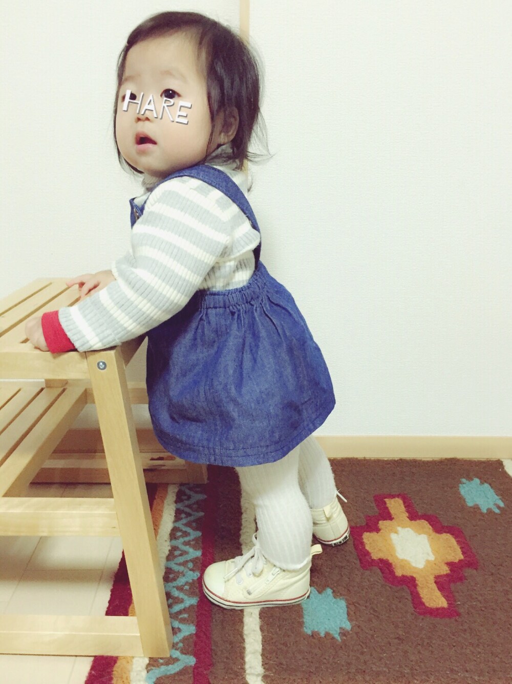 「kidsfashion、キッズコーデ、０歳、おんなのこ、コンバース、サロペットスカート、タートルネック」｜「petit mainのベーシックボーダー柄タートルネックニットプルオーバー（ニット/セーター、グレー系）」を使った、HHさん（キッズ・70cm）の秋コーディネートの1枚目の写真