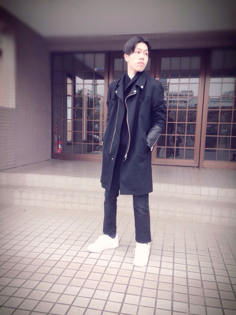 「johnUNDERCOVER、UNIQLOandLEMAIRE、JOHN LAWRENCE SULLIVAN、NIKE、ニット、切り替えコート、ダブルライダース、チェスターコート、モノトーン、白スニーカー」｜「UNIQLO and LEMAIREのアイテム（ニット/セーター、ブラック系）」を使った、Seiya Nagakuraさん（メンズ・172cm）の冬コーディネートの1枚目の写真