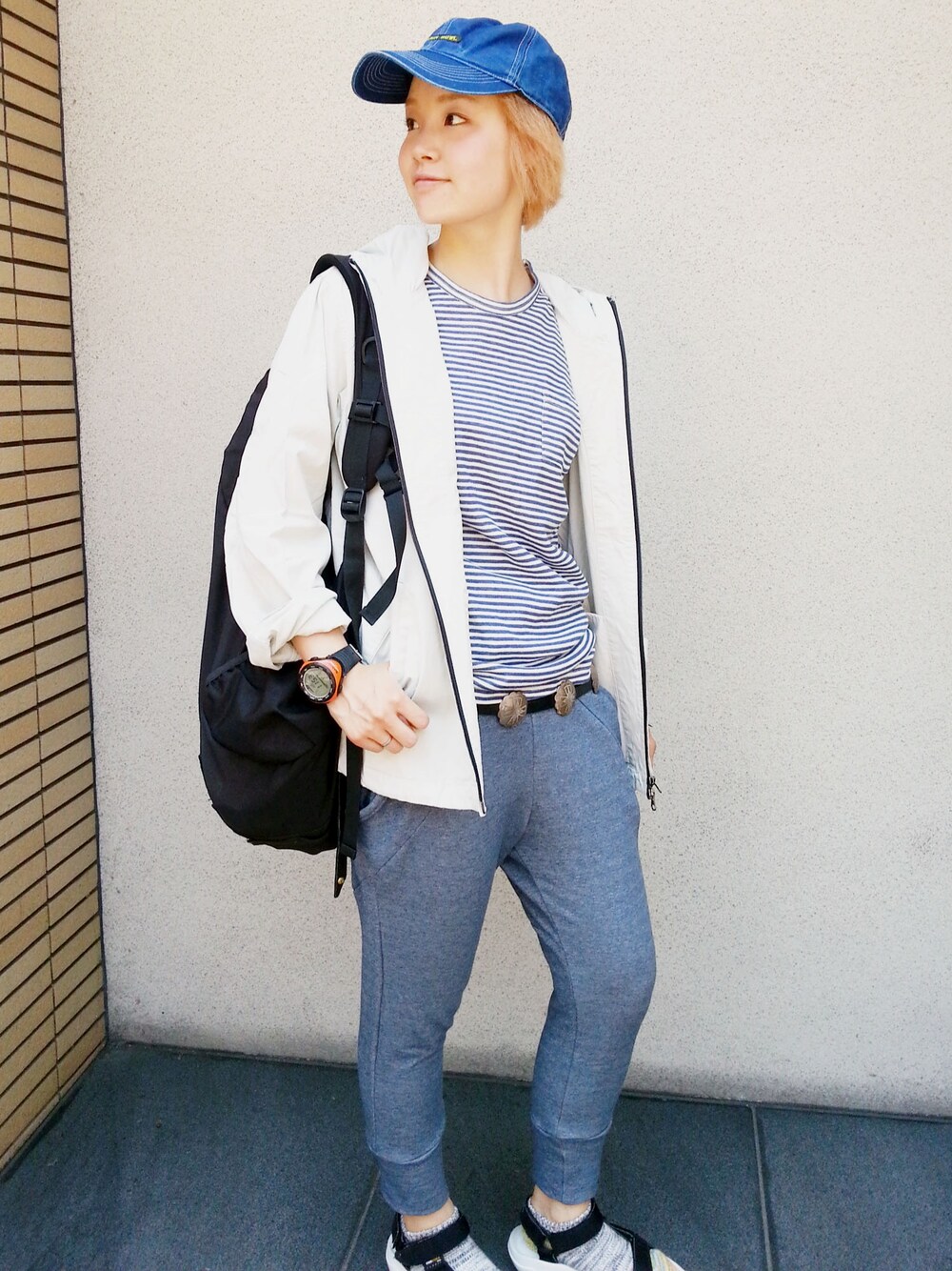 「スウェット、マウンテンパーカー、アウトドア、キャップ、フェス、OLD BETTY'S、スポーツサンダル、GREEN BOWL」｜「OLD BETTY'Sのアイテム（Tシャツ/カットソー、ブルー系）」を使った、doco.さん（レディース・163cm）の夏コーディネートの1枚目の写真