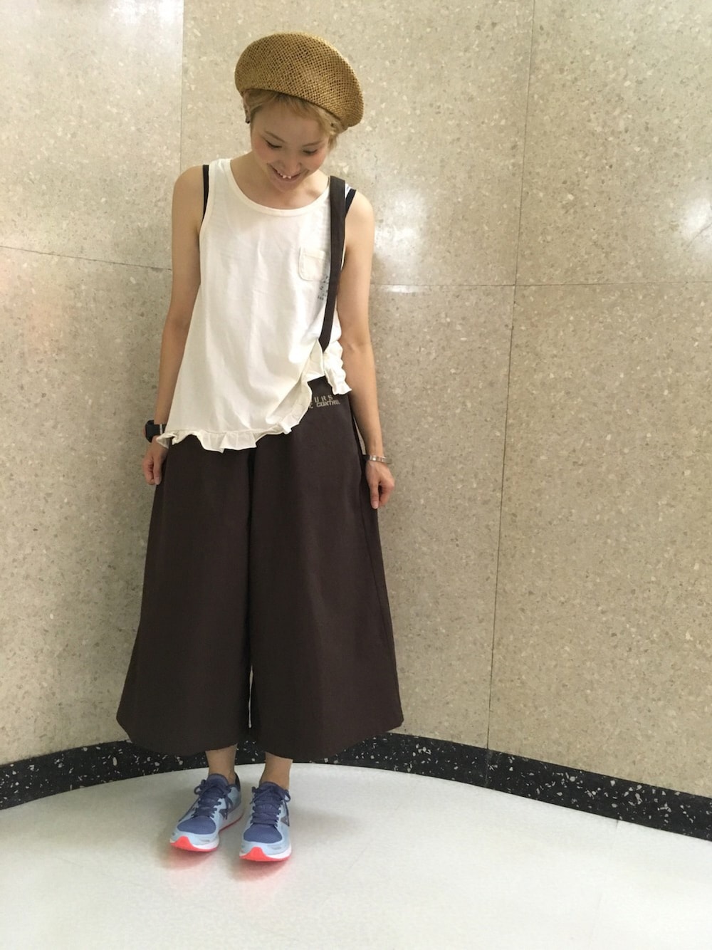 ブルー系のスニーカー、ブラウン系のその他パンツ、ホワイト系のタンクトップを着用したレディースの夏コーディネートの1枚目の写真