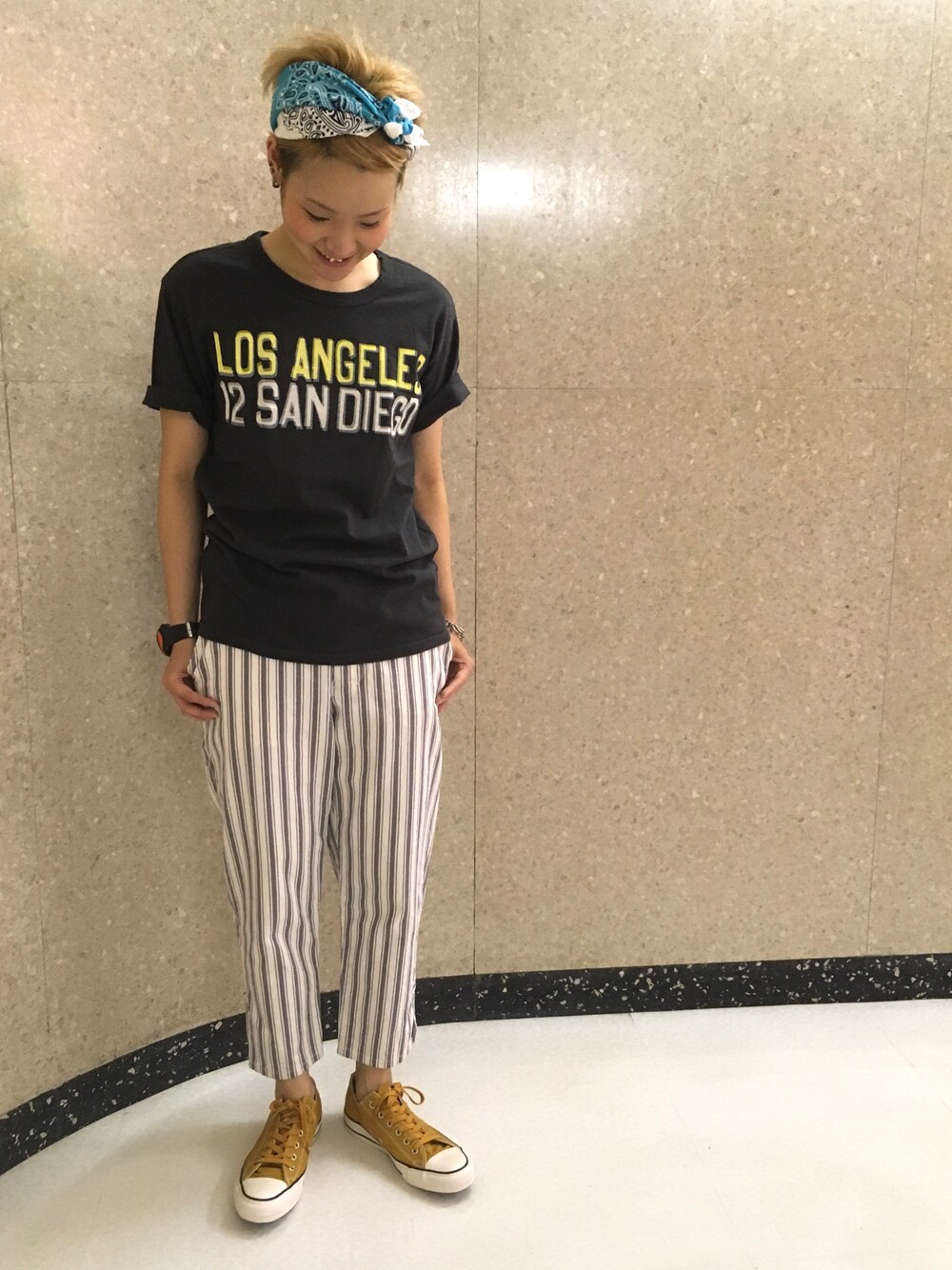 ブラック系のTシャツ/カットソー、ホワイト系のその他パンツ、イエロー系のスニーカーを着用したレディースの夏コーディネートの1枚目の写真