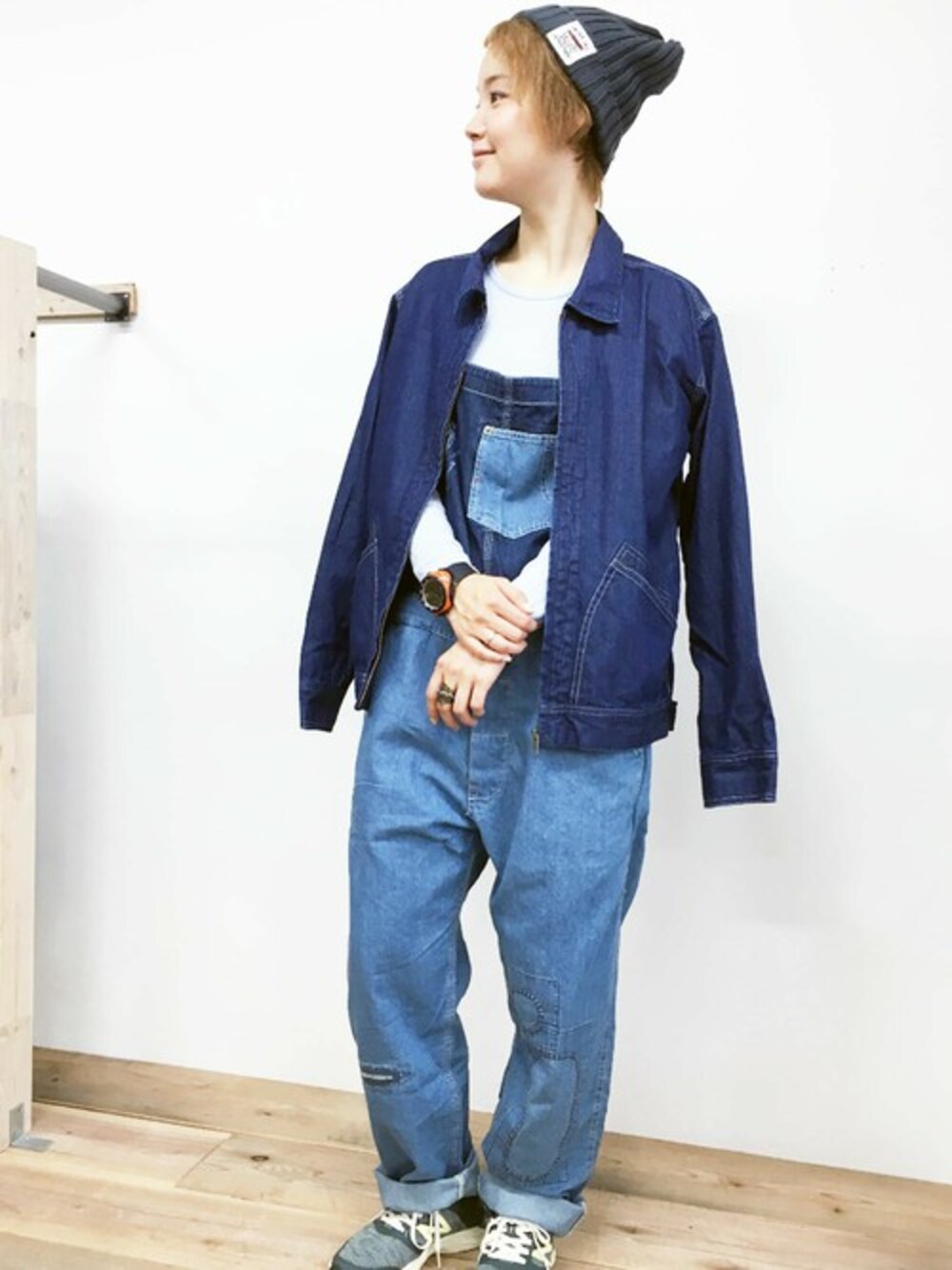 ブルー系のサロペット/オーバーオール、ブルー系のデニムジャケット、グレー系のスニーカーを着用したレディースの秋コーディネートの1枚目の写真