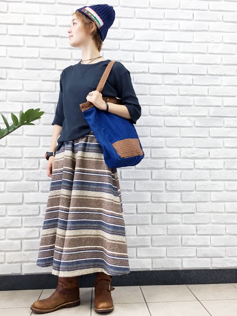 ブラウン系のその他パンツ、ブラウン系のブーツ、ブルー系のトートバッグを着用したレディースの秋コーディネートの1枚目の写真