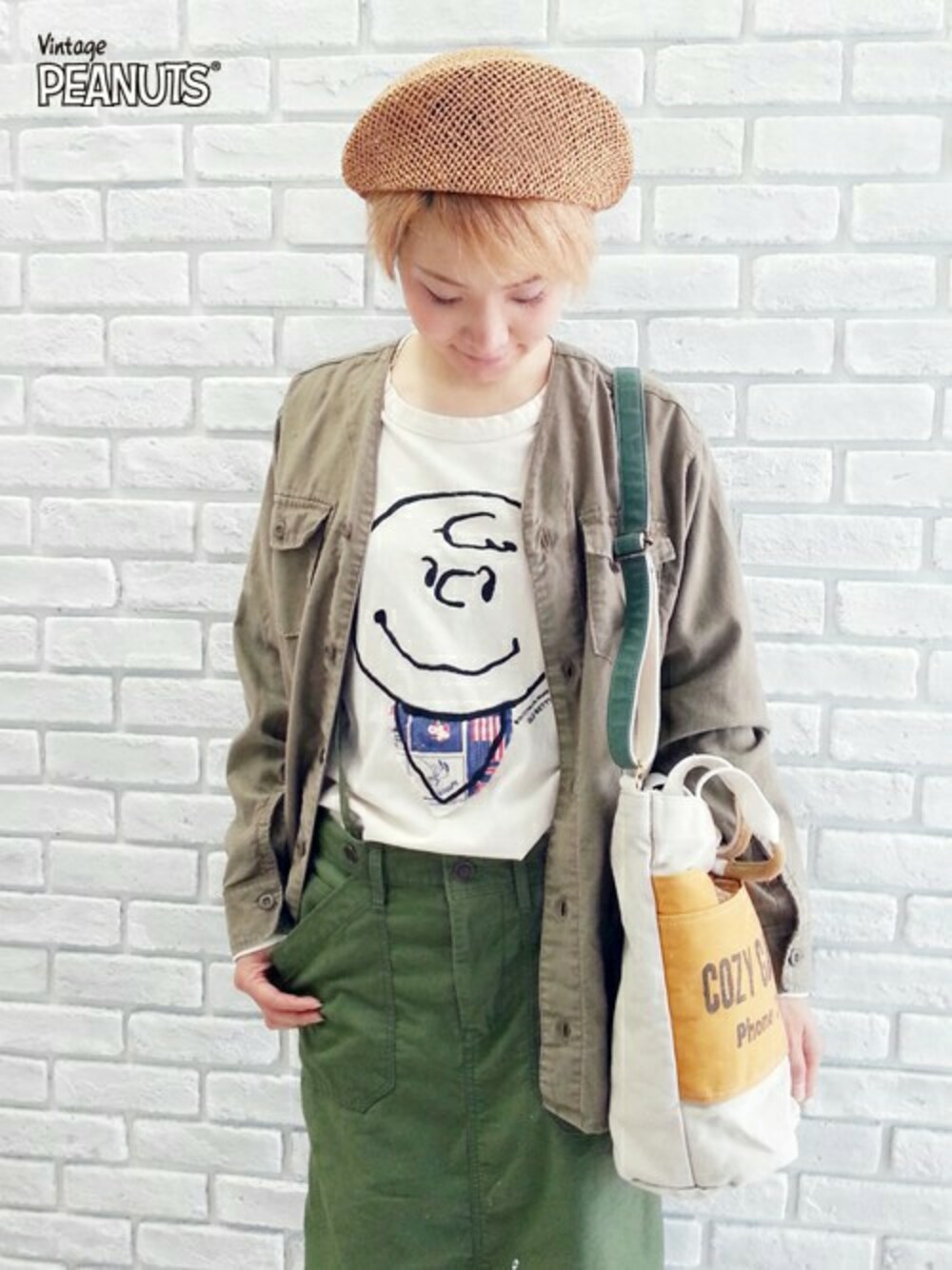 ホワイト系のTシャツ/カットソー、グリーン系のスカートを着用したレディースの秋コーディネートの1枚目の写真