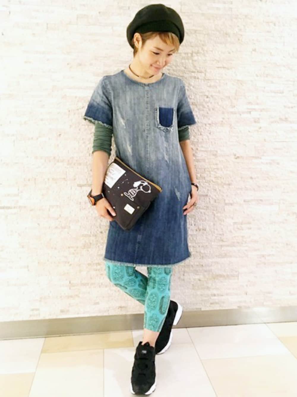 「スニーカー、デニム、柄、ベレー帽、クラッチバッグ、スヌーピー、OLD BETTY'S、デニムワンピース、ヨガ、リーボック(Reebok)」｜「SNOOPY×OLD BETTY'SのSNOOPY Vintage 1Pocket Mini Shoulder Bag/スヌーピーヴィンテージ1ポケットミニショルダーバッグ（ショルダーバッグ、グリーン系）」を使った、doco.さん（レディース・163cm）の秋コーディネートの1枚目の写真